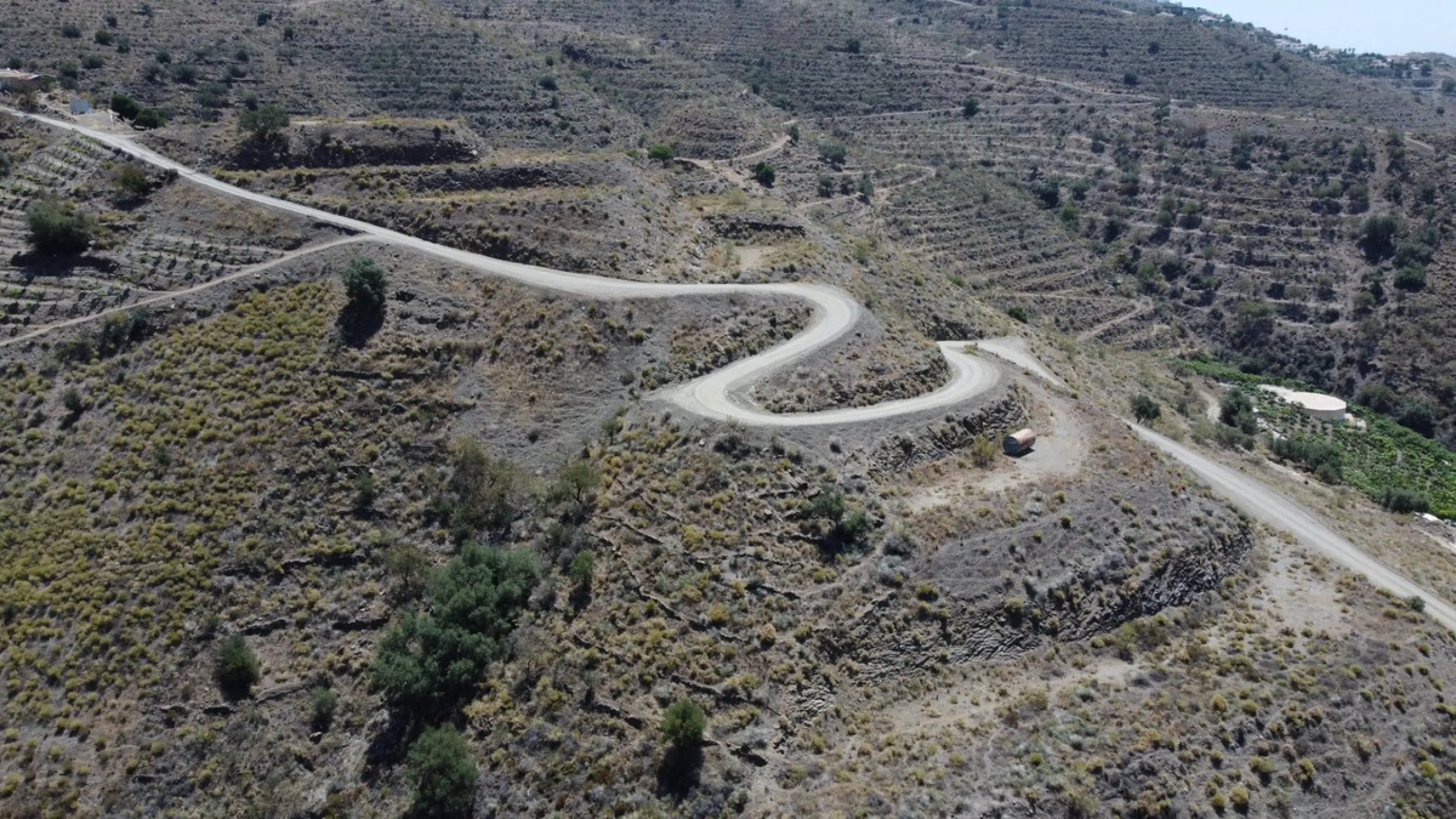 Discover your dream property in Arenas, Malaga! This vast 36000m2 plot of land boasts a south orientation, providing abundant sunlight throughout the year and breathtaking sea views of the azure Mediterranean Sea. With electricity and water supply from th