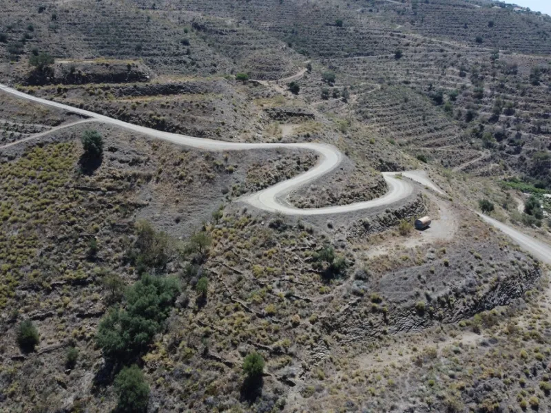 Discover your dream property in Arenas, Malaga! This vast 36000m2 plot of land boasts a south orientation, providing abundant sunlight throughout the year and breathtaking sea views of the azure Mediterranean Sea. With electricity and water supply from th