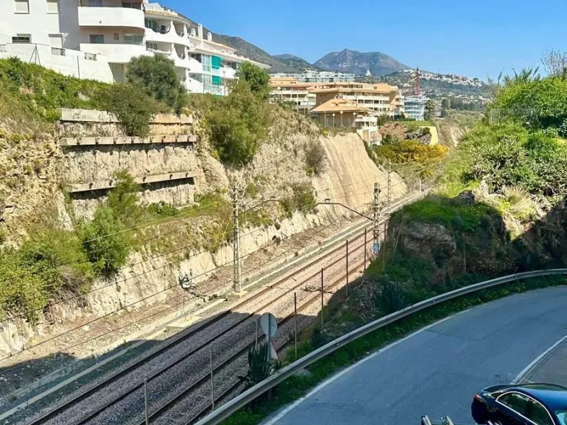 Wake up to the Mediterranean just outside your window in this bright and spacious apartment located in Carvajal, Fuengirola, just a few steps from the beach.