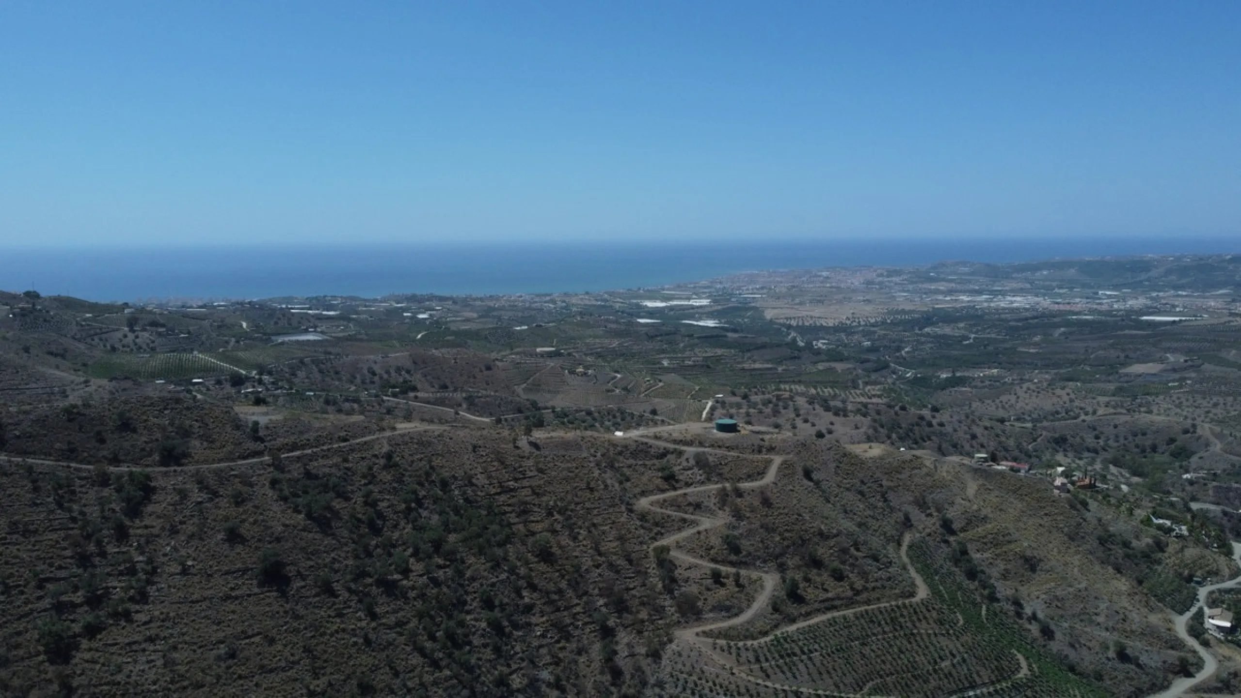 Discover your dream property in Arenas, Malaga! This vast 36000m2 plot of land boasts a south orientation, providing abundant sunlight throughout the year and breathtaking sea views of the azure Mediterranean Sea. With electricity and water supply from th