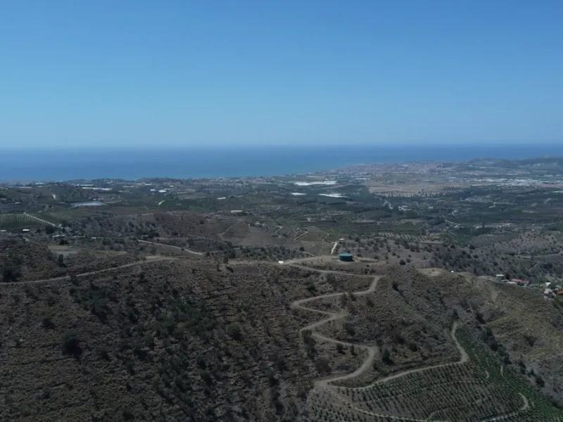 Discover your dream property in Arenas, Malaga! This vast 36000m2 plot of land boasts a south orientation, providing abundant sunlight throughout the year and breathtaking sea views of the azure Mediterranean Sea. With electricity and water supply from th