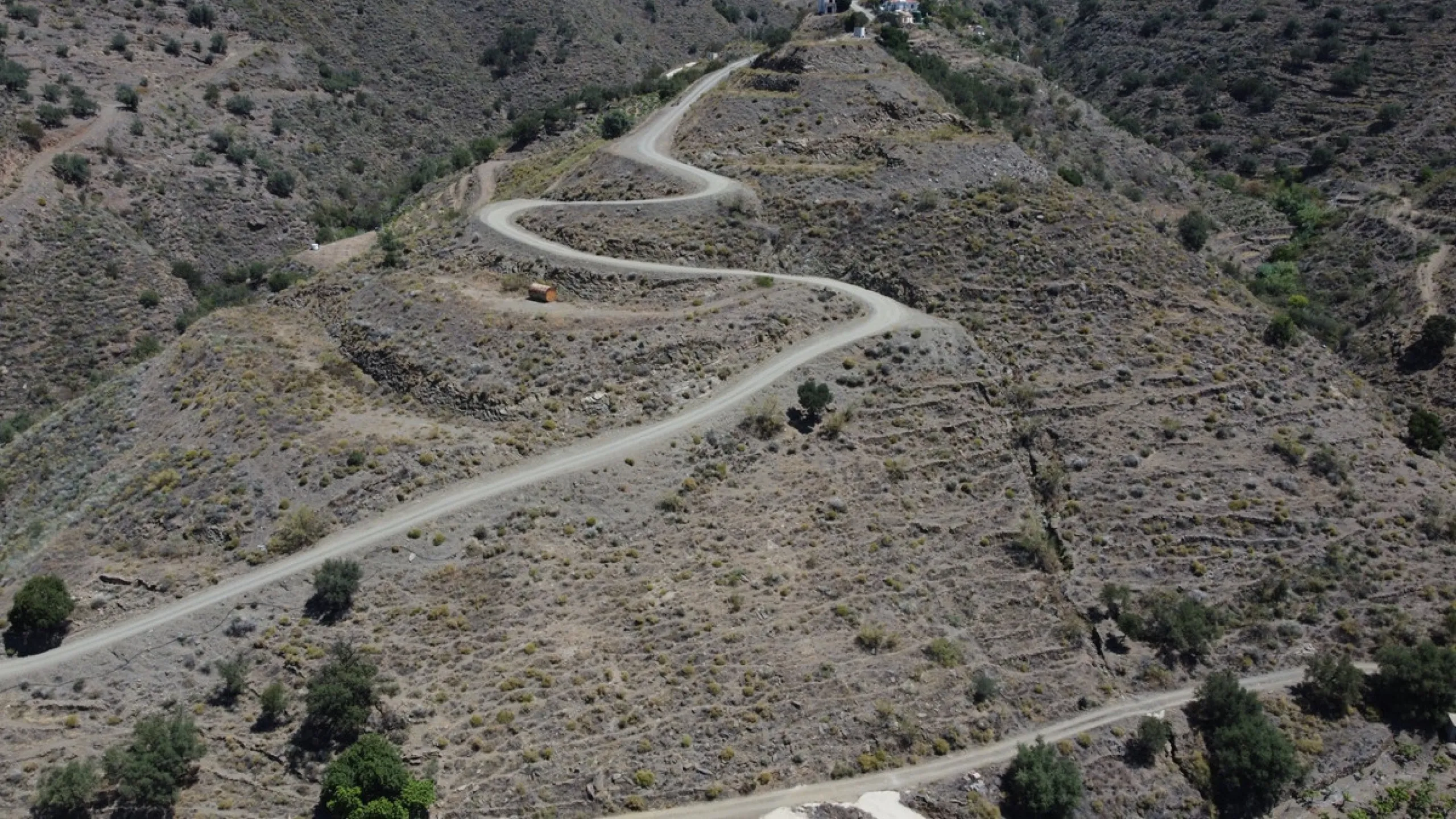 Discover your dream property in Arenas, Malaga! This vast 36000m2 plot of land boasts a south orientation, providing abundant sunlight throughout the year and breathtaking sea views of the azure Mediterranean Sea. With electricity and water supply from th
