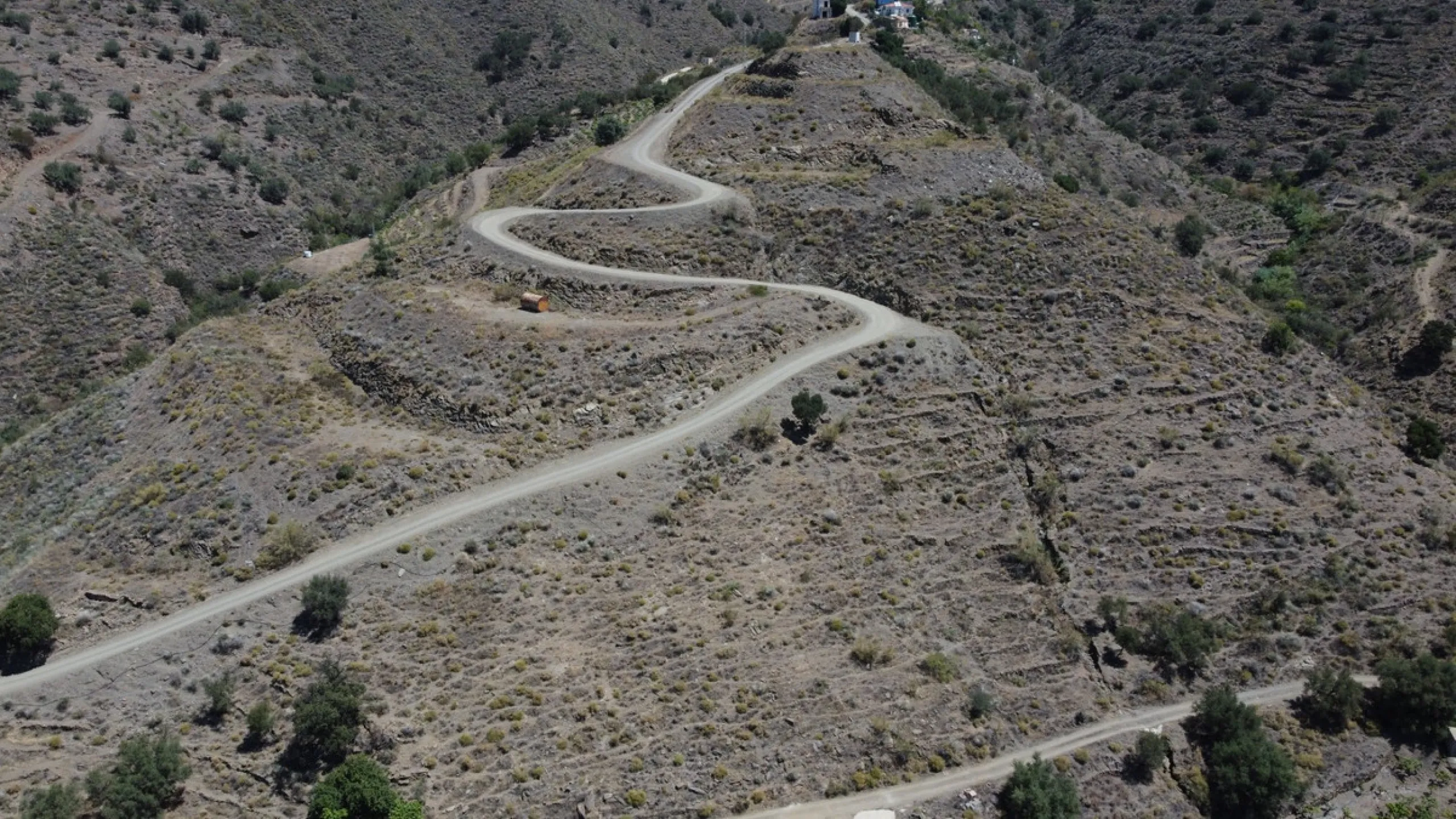 Discover your dream property in Arenas, Malaga! This vast 36000m2 plot of land boasts a south orientation, providing abundant sunlight throughout the year and breathtaking sea views of the azure Mediterranean Sea. With electricity and water supply from th