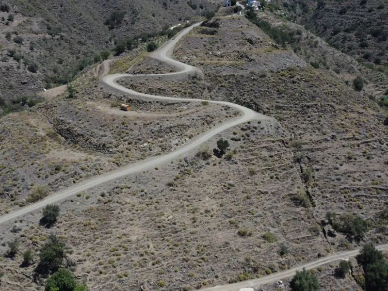 Discover your dream property in Arenas, Malaga! This vast 36000m2 plot of land boasts a south orientation, providing abundant sunlight throughout the year and breathtaking sea views of the azure Mediterranean Sea. With electricity and water supply from th
