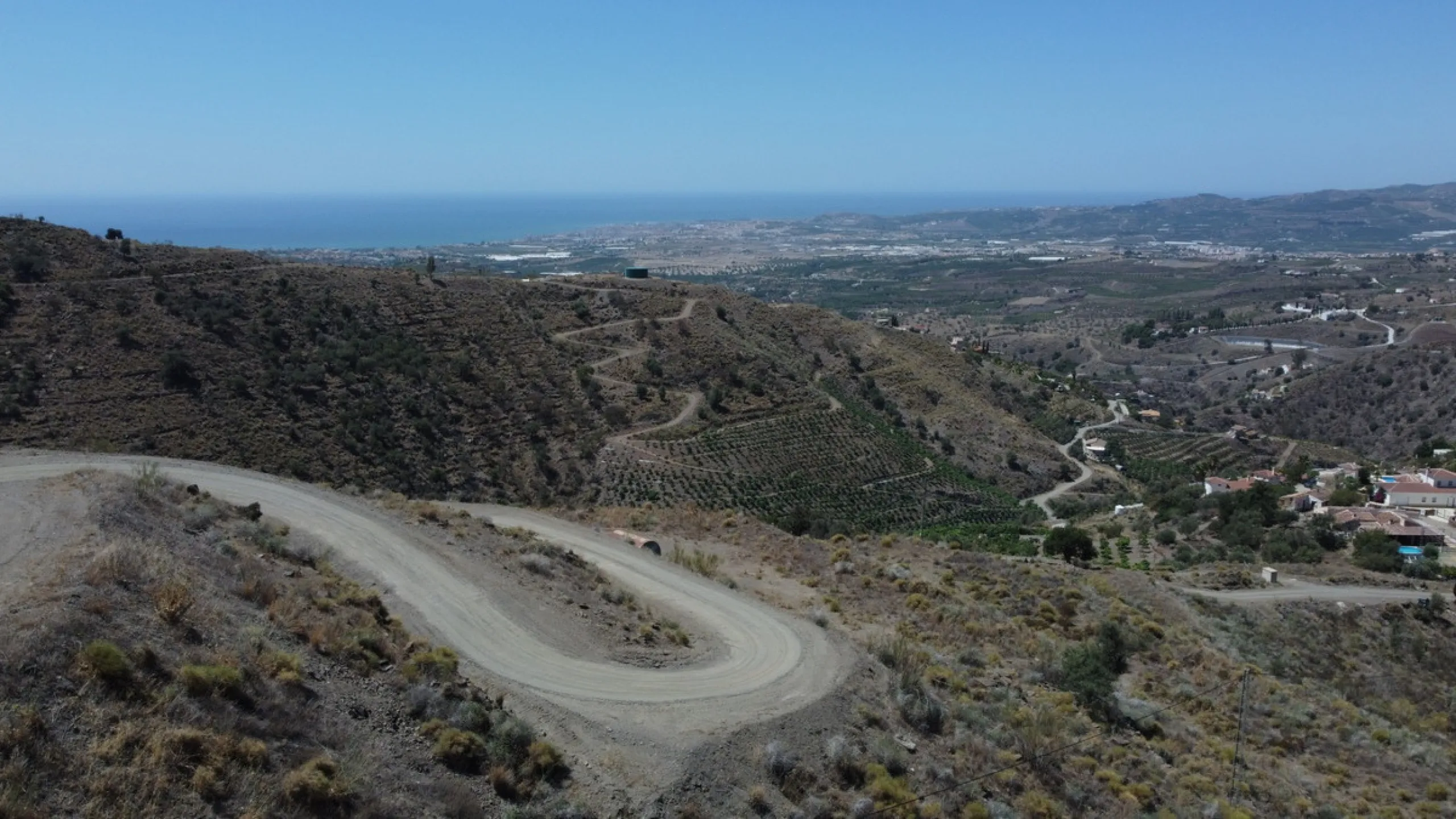 Discover your dream property in Arenas, Malaga! This vast 36000m2 plot of land boasts a south orientation, providing abundant sunlight throughout the year and breathtaking sea views of the azure Mediterranean Sea. With electricity and water supply from th