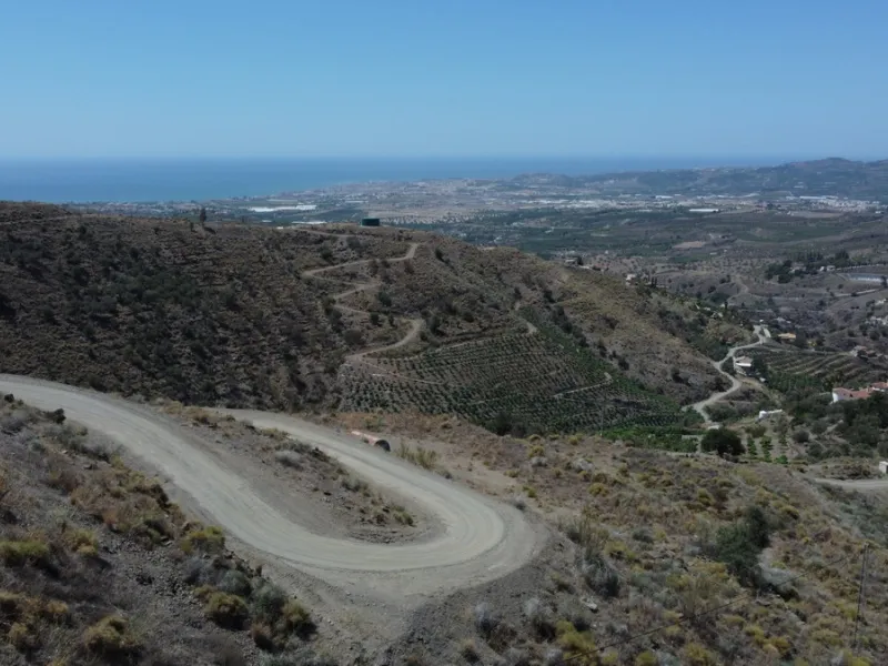 Discover your dream property in Arenas, Malaga! This vast 36000m2 plot of land boasts a south orientation, providing abundant sunlight throughout the year and breathtaking sea views of the azure Mediterranean Sea. With electricity and water supply from th