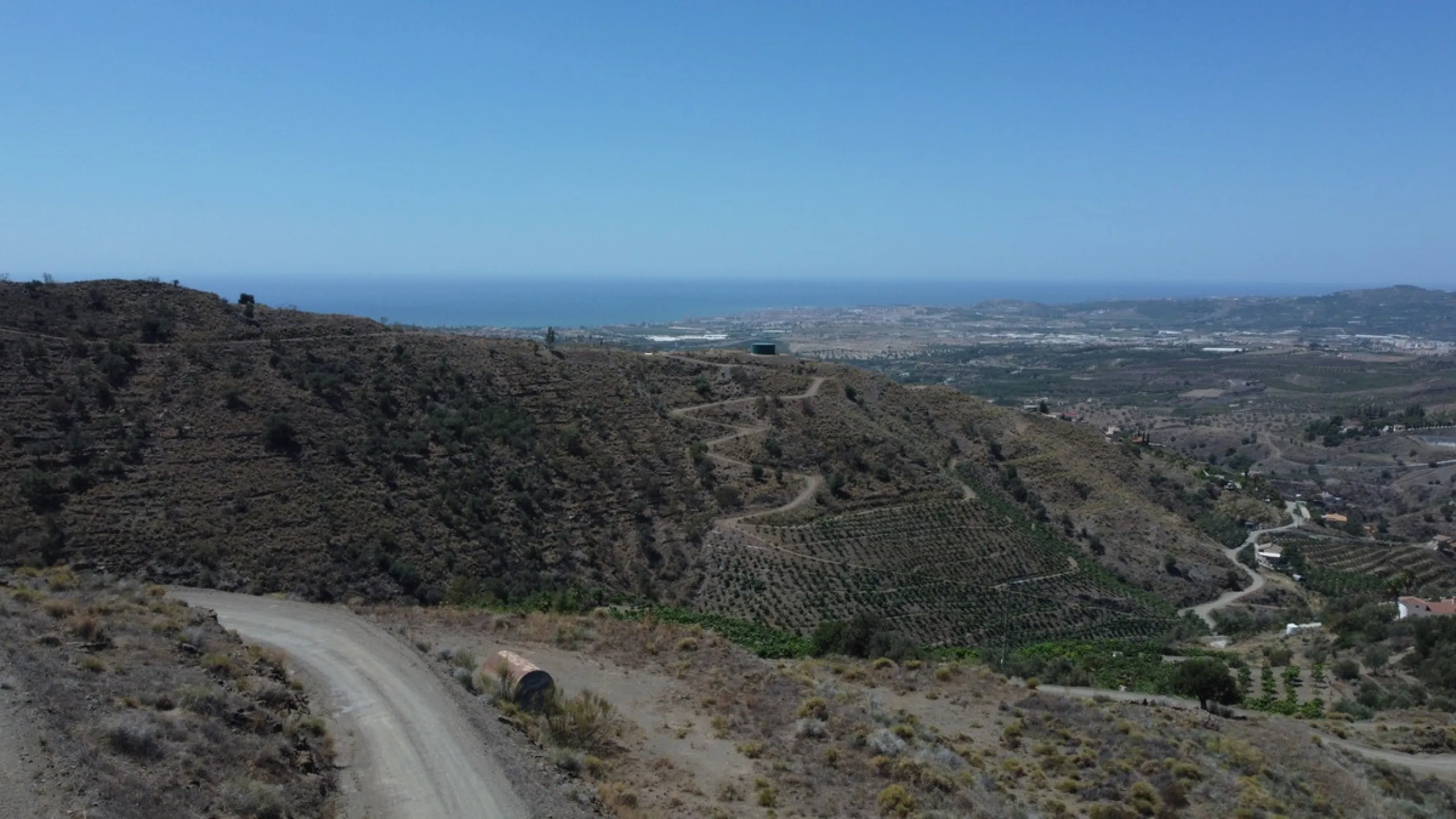 Discover your dream property in Arenas, Malaga! This vast 36000m2 plot of land boasts a south orientation, providing abundant sunlight throughout the year and breathtaking sea views of the azure Mediterranean Sea. With electricity and water supply from th