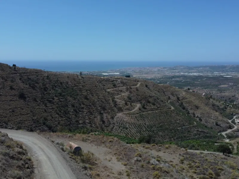 Discover your dream property in Arenas, Malaga! This vast 36000m2 plot of land boasts a south orientation, providing abundant sunlight throughout the year and breathtaking sea views of the azure Mediterranean Sea. With electricity and water supply from th