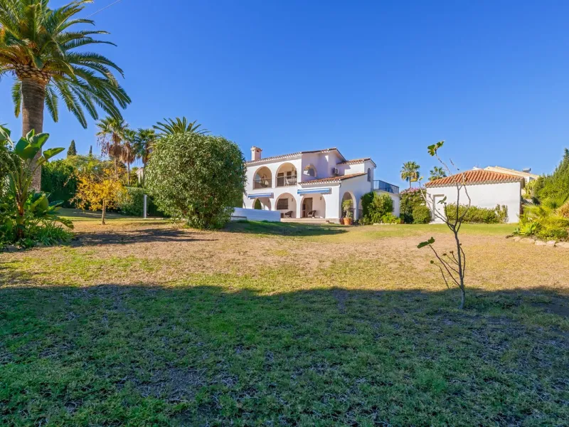 Villa "Casa Nina" is a characteristic Andalucian style modernised house, beautifully set in a tranquil location of Atalaya Alta, on the border between Estepona and Marbella - west of the enchanting Marbella city centre (10 min drive), and just a 5 minute 
