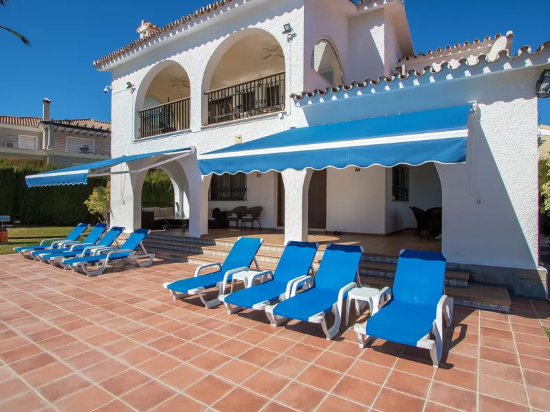 Villa "Casa Nina" is a characteristic Andalucian style modernised house, beautifully set in a tranquil location of Atalaya Alta, on the border between Estepona and Marbella - west of the enchanting Marbella city centre (10 min drive), and just a 5 minute 