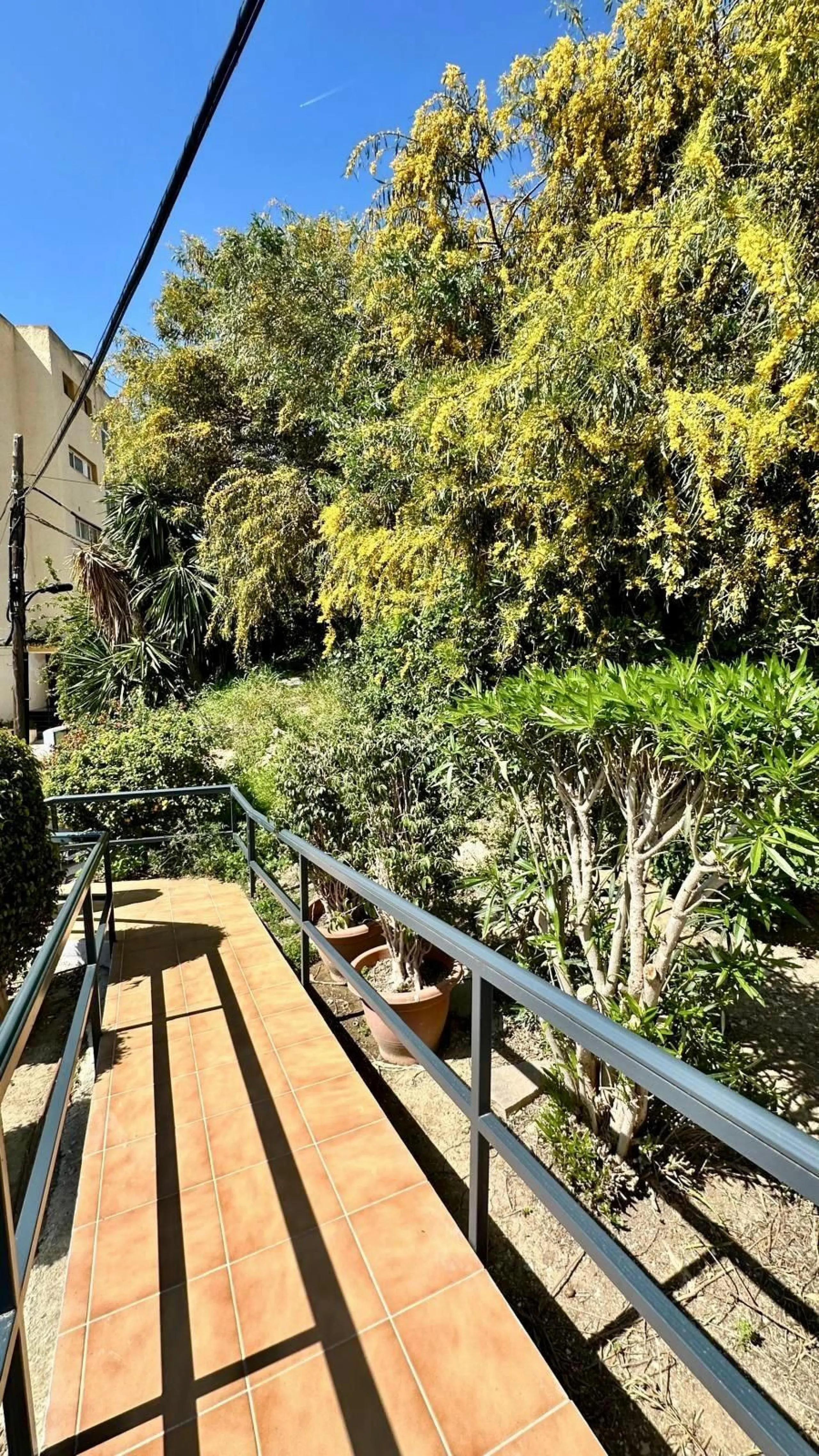 Wake up to the Mediterranean just outside your window in this bright and spacious apartment located in Carvajal, Fuengirola, just a few steps from the beach.