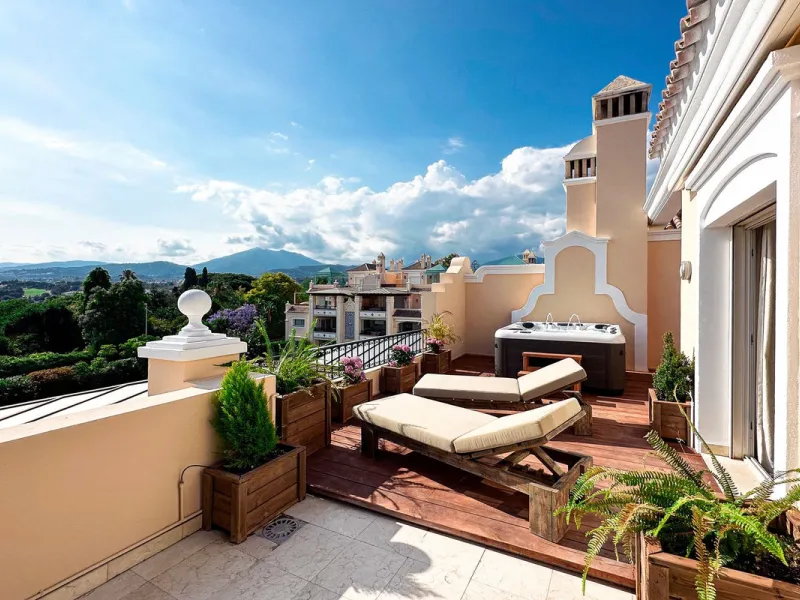 This Luxury Penthouse is located at the heart of The Golden Mile, in a gated complex with only 47 apartments, with 24-hour security and beautiful communal gardens. The property has large rooms, a huge terrace with new jacuzzi and barbecue area, floor heat