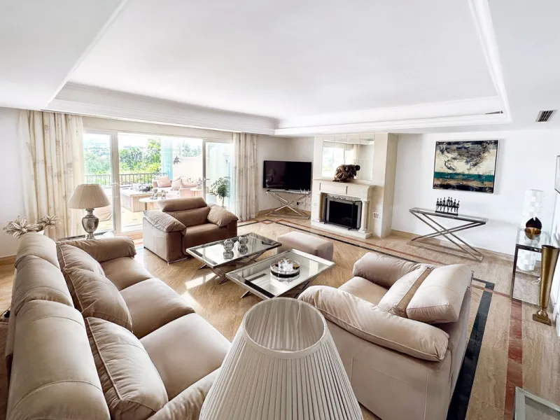 This Luxury Penthouse is located at the heart of The Golden Mile, in a gated complex with only 47 apartments, with 24-hour security and beautiful communal gardens. The property has large rooms, a huge terrace with new jacuzzi and barbecue area, floor heat