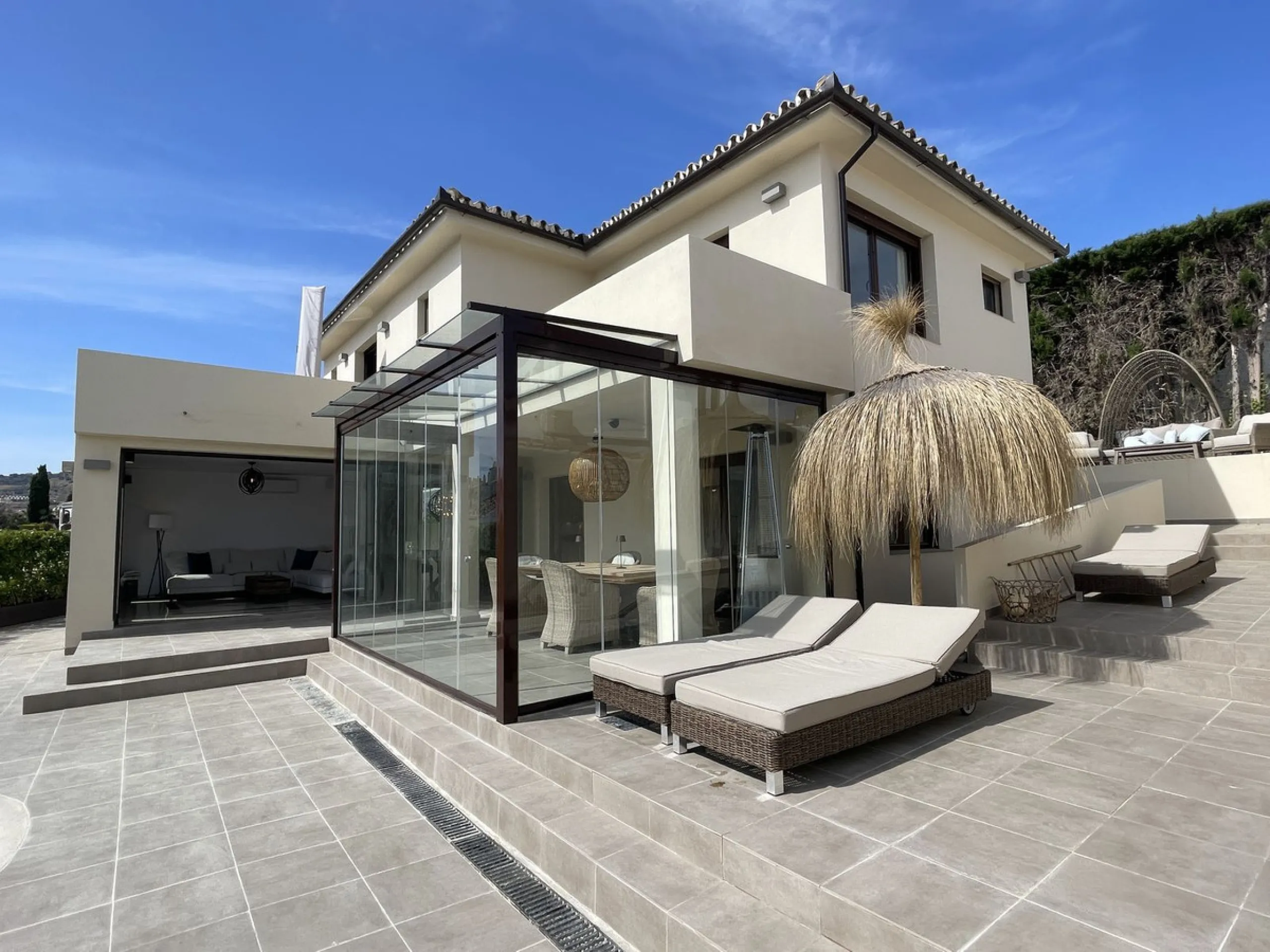 House - Detached Villa в продаже в Mijas, Málaga. В доме 5 спален и 5 ванных комнат. Площадь дома 299 м². Площадь участка 530 м²