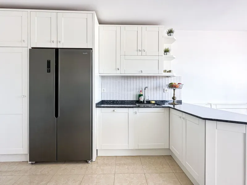 This Luxury Penthouse is located at the heart of The Golden Mile, in a gated complex with only 47 apartments, with 24-hour security and beautiful communal gardens. The property has large rooms, a huge terrace with new jacuzzi and barbecue area, floor heat