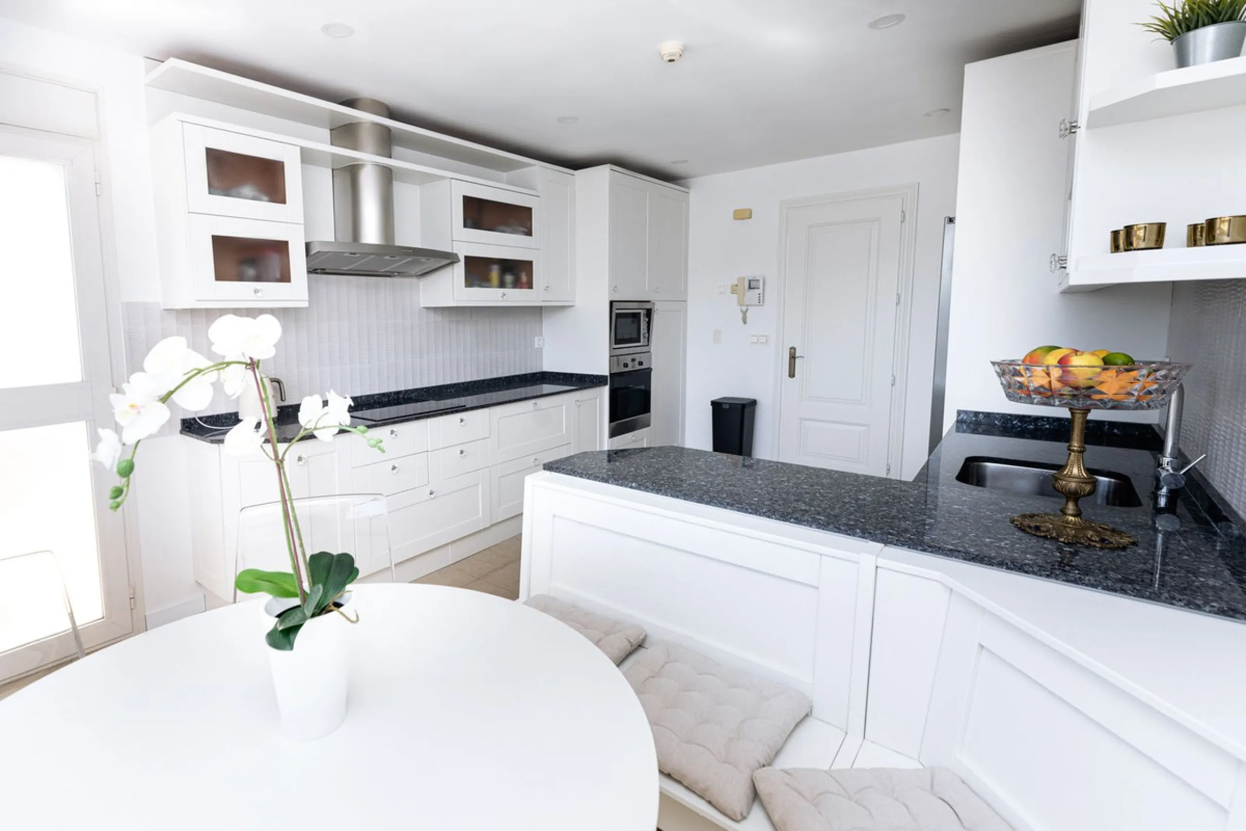 This Luxury Penthouse is located at the heart of The Golden Mile, in a gated complex with only 47 apartments, with 24-hour security and beautiful communal gardens. The property has large rooms, a huge terrace with new jacuzzi and barbecue area, floor heat