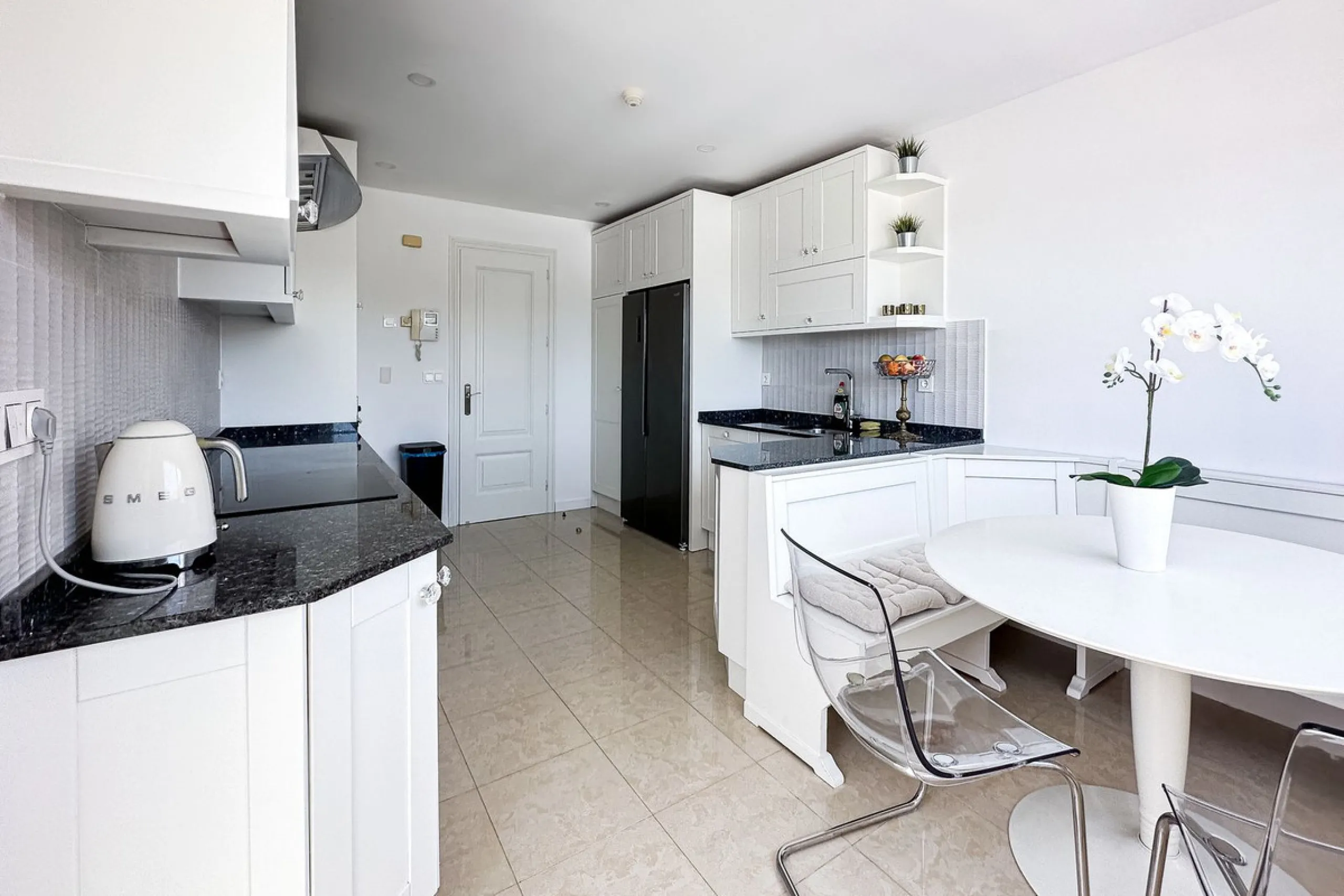 This Luxury Penthouse is located at the heart of The Golden Mile, in a gated complex with only 47 apartments, with 24-hour security and beautiful communal gardens. The property has large rooms, a huge terrace with new jacuzzi and barbecue area, floor heat