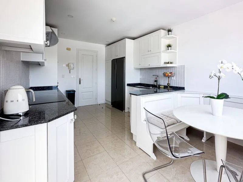 This Luxury Penthouse is located at the heart of The Golden Mile, in a gated complex with only 47 apartments, with 24-hour security and beautiful communal gardens. The property has large rooms, a huge terrace with new jacuzzi and barbecue area, floor heat