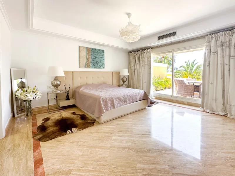 This Luxury Penthouse is located at the heart of The Golden Mile, in a gated complex with only 47 apartments, with 24-hour security and beautiful communal gardens. The property has large rooms, a huge terrace with new jacuzzi and barbecue area, floor heat