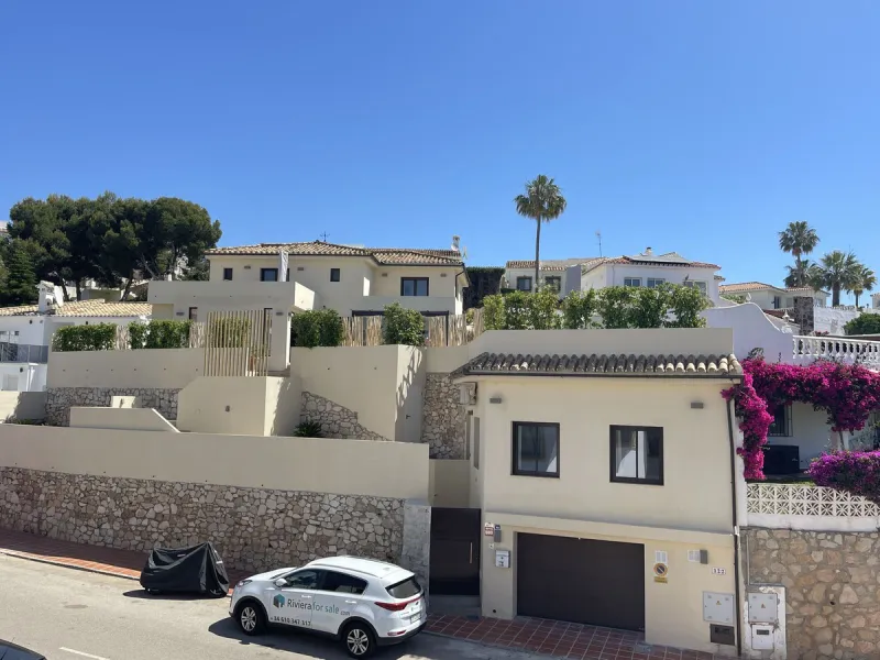 House - Detached Villa в продаже в Mijas, Málaga. В доме 5 спален и 5 ванных комнат. Площадь дома 299 м². Площадь участка 530 м²