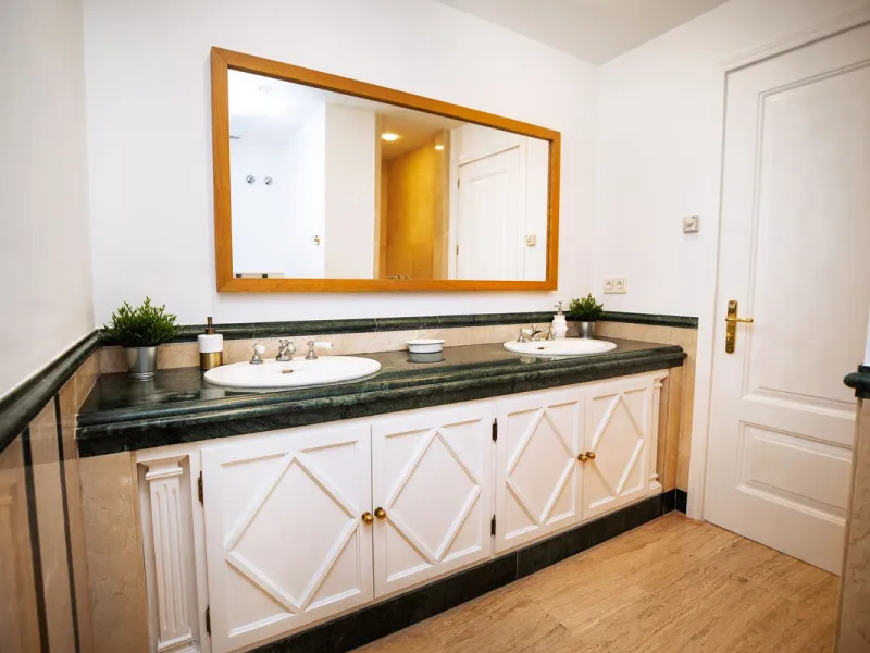 This Luxury Penthouse is located at the heart of The Golden Mile, in a gated complex with only 47 apartments, with 24-hour security and beautiful communal gardens. The property has large rooms, a huge terrace with new jacuzzi and barbecue area, floor heat