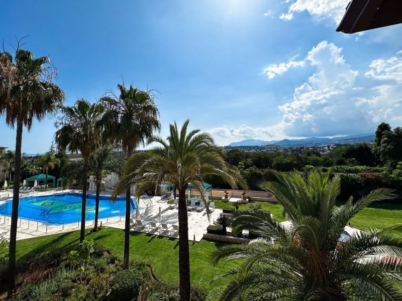 This Luxury Penthouse is located at the heart of The Golden Mile, in a gated complex with only 47 apartments, with 24-hour security and beautiful communal gardens. The property has large rooms, a huge terrace with new jacuzzi and barbecue area, floor heat