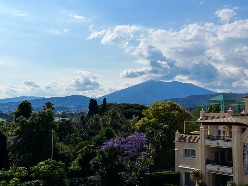 This Luxury Penthouse is located at the heart of The Golden Mile, in a gated complex with only 47 apartments, with 24-hour security and beautiful communal gardens. The property has large rooms, a huge terrace with new jacuzzi and barbecue area, floor heat