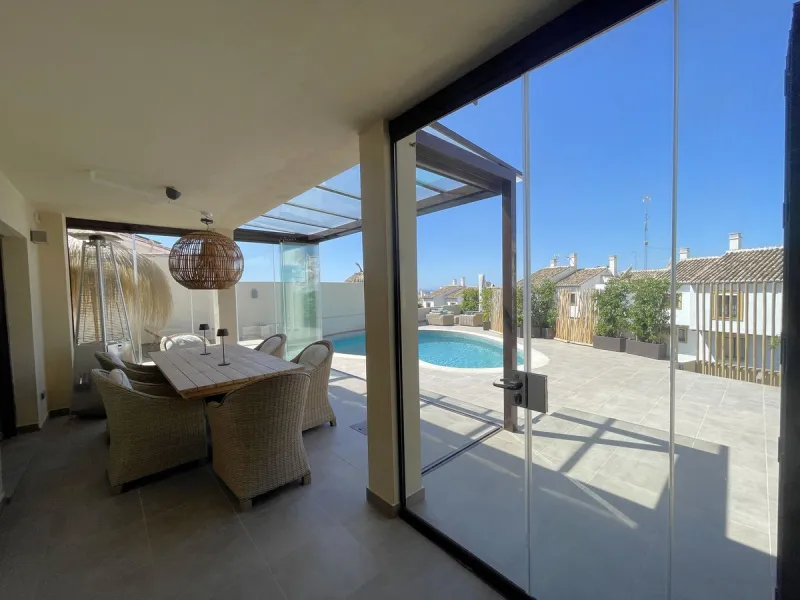 House - Detached Villa в продаже в Mijas, Málaga. В доме 5 спален и 5 ванных комнат. Площадь дома 299 м². Площадь участка 530 м²