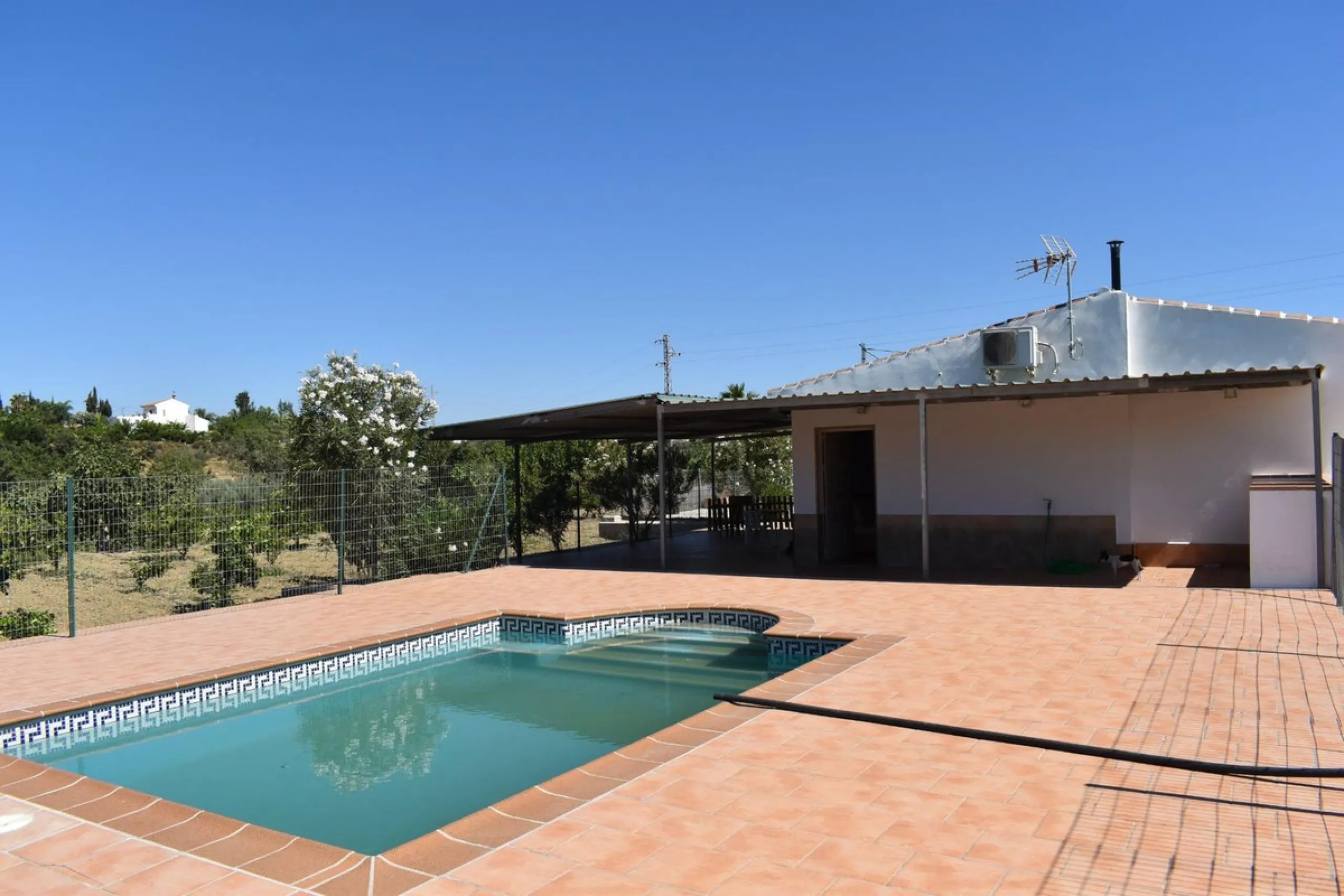 Country house located on the outskirts of Alhaurin el Grande with a plot of more than 14,000m2 ideal for horse lovers. The house is on one floor and consists of a large front porch as well as a rear porch towards the pool area which is surrounded by a lar