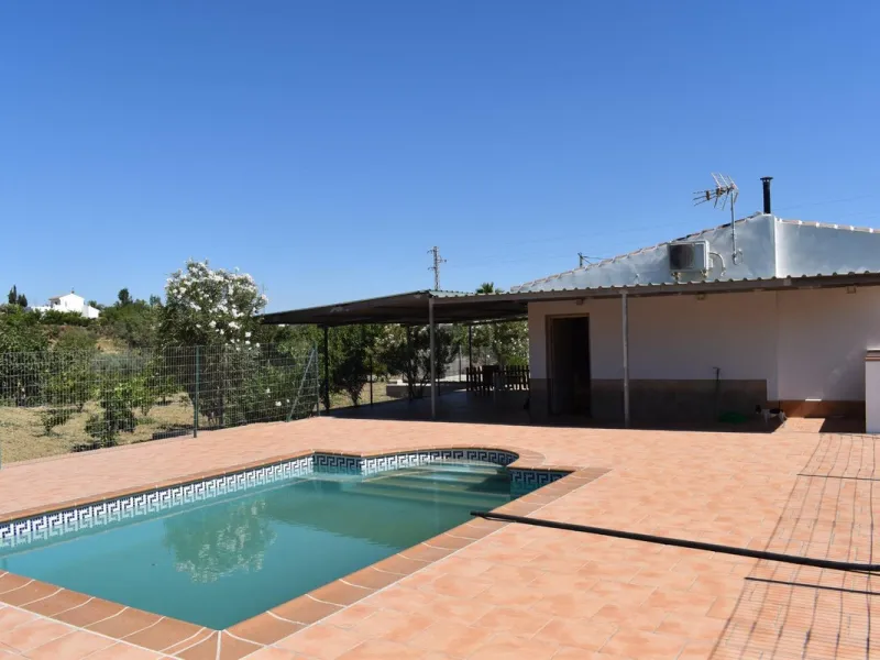 Country house located on the outskirts of Alhaurin el Grande with a plot of more than 14,000m2 ideal for horse lovers. The house is on one floor and consists of a large front porch as well as a rear porch towards the pool area which is surrounded by a lar
