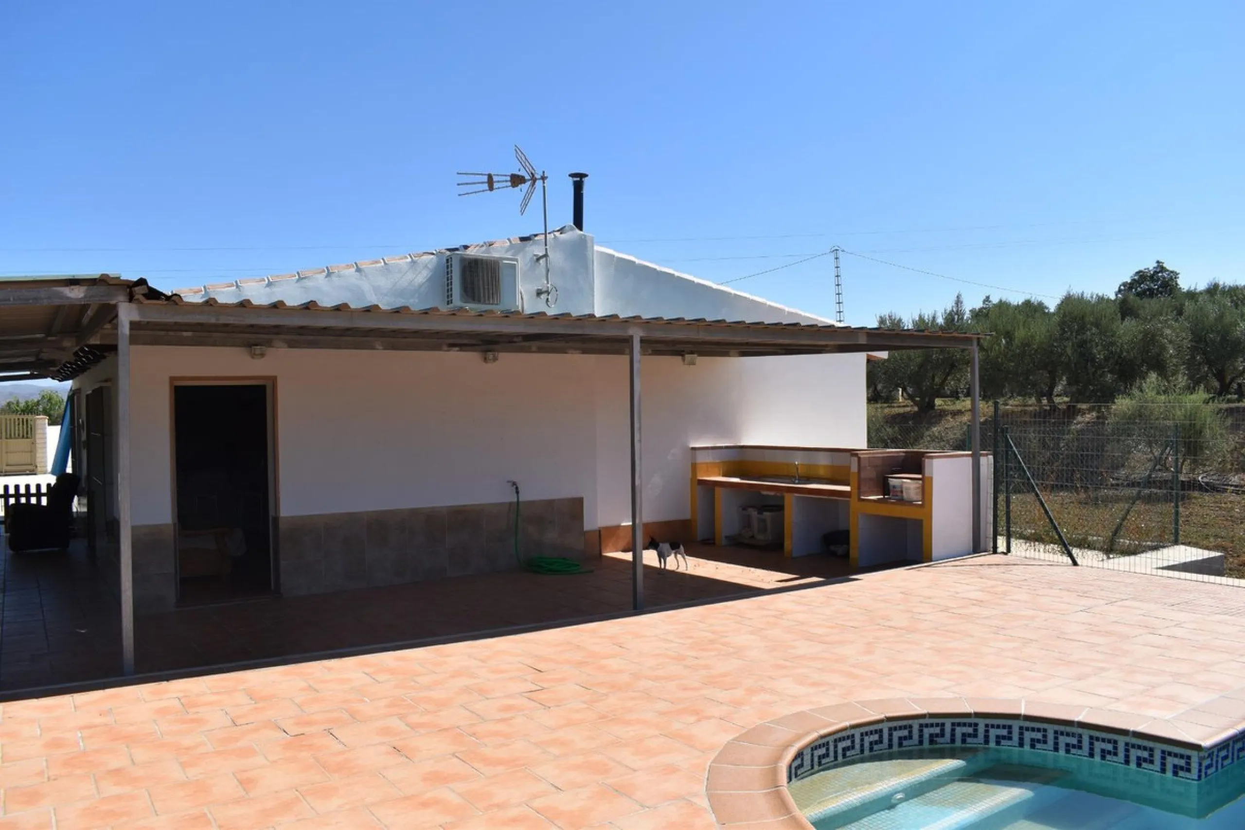 Country house located on the outskirts of Alhaurin el Grande with a plot of more than 14,000m2 ideal for horse lovers. The house is on one floor and consists of a large front porch as well as a rear porch towards the pool area which is surrounded by a lar