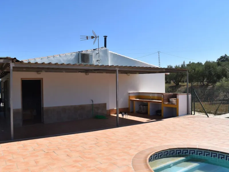 Country house located on the outskirts of Alhaurin el Grande with a plot of more than 14,000m2 ideal for horse lovers. The house is on one floor and consists of a large front porch as well as a rear porch towards the pool area which is surrounded by a lar