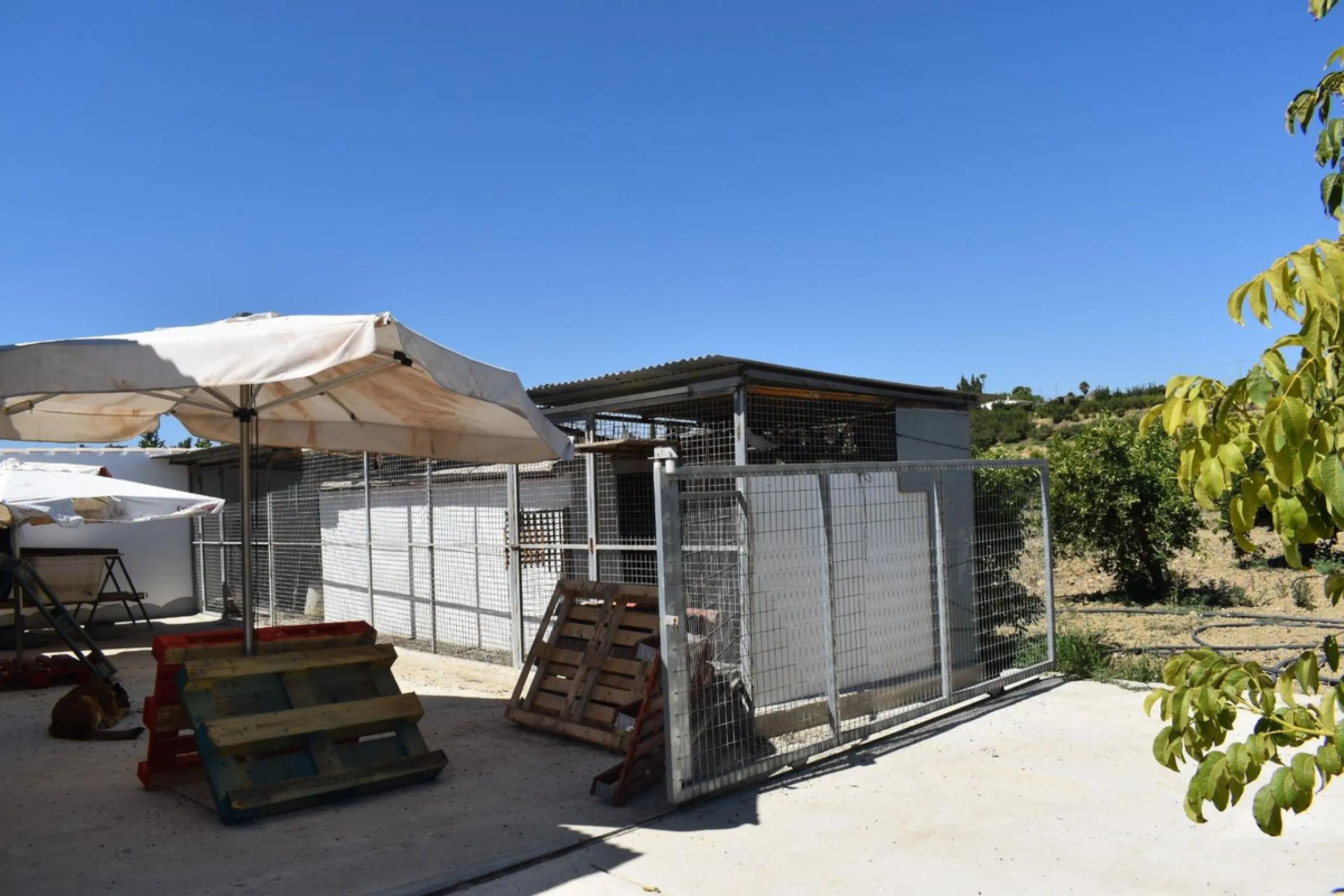 Country house located on the outskirts of Alhaurin el Grande with a plot of more than 14,000m2 ideal for horse lovers. The house is on one floor and consists of a large front porch as well as a rear porch towards the pool area which is surrounded by a lar