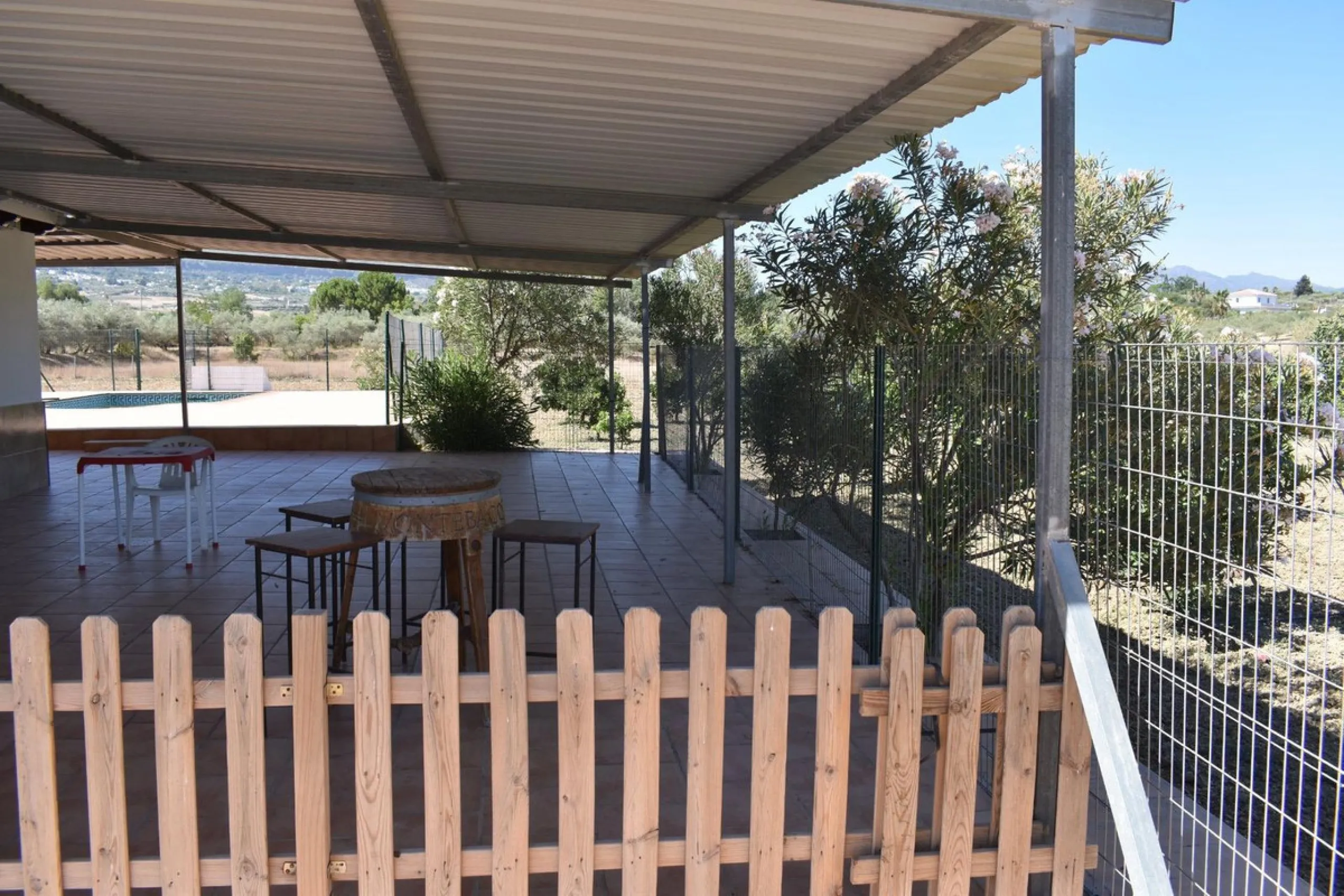 Country house located on the outskirts of Alhaurin el Grande with a plot of more than 14,000m2 ideal for horse lovers. The house is on one floor and consists of a large front porch as well as a rear porch towards the pool area which is surrounded by a lar