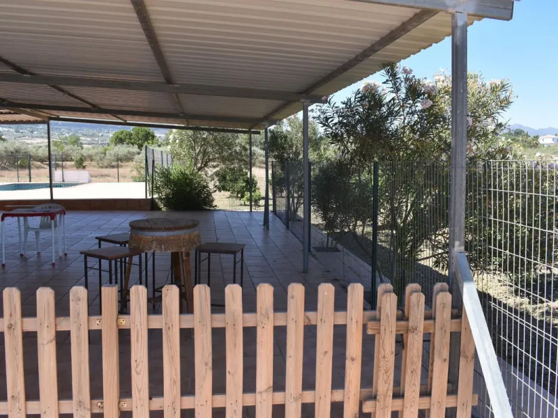 Country house located on the outskirts of Alhaurin el Grande with a plot of more than 14,000m2 ideal for horse lovers. The house is on one floor and consists of a large front porch as well as a rear porch towards the pool area which is surrounded by a lar