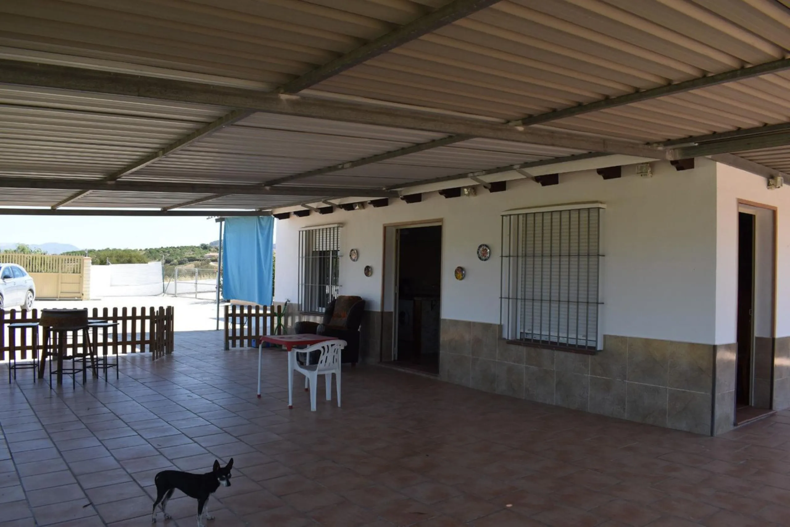 Country house located on the outskirts of Alhaurin el Grande with a plot of more than 14,000m2 ideal for horse lovers. The house is on one floor and consists of a large front porch as well as a rear porch towards the pool area which is surrounded by a lar