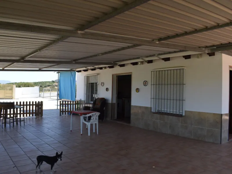 Country house located on the outskirts of Alhaurin el Grande with a plot of more than 14,000m2 ideal for horse lovers. The house is on one floor and consists of a large front porch as well as a rear porch towards the pool area which is surrounded by a lar