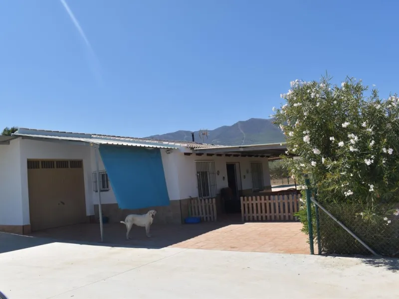 Country house located on the outskirts of Alhaurin el Grande with a plot of more than 14,000m2 ideal for horse lovers. The house is on one floor and consists of a large front porch as well as a rear porch towards the pool area which is surrounded by a lar