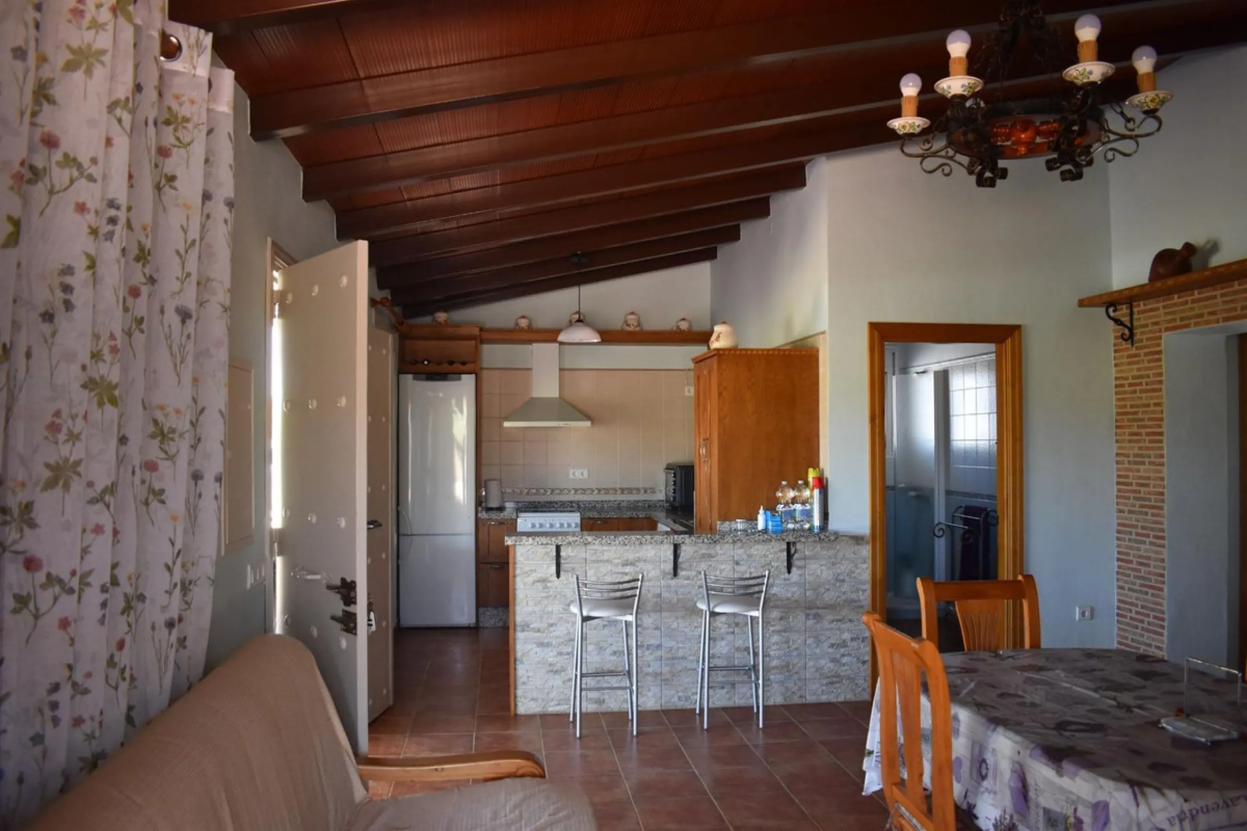 Country house located on the outskirts of Alhaurin el Grande with a plot of more than 14,000m2 ideal for horse lovers. The house is on one floor and consists of a large front porch as well as a rear porch towards the pool area which is surrounded by a lar