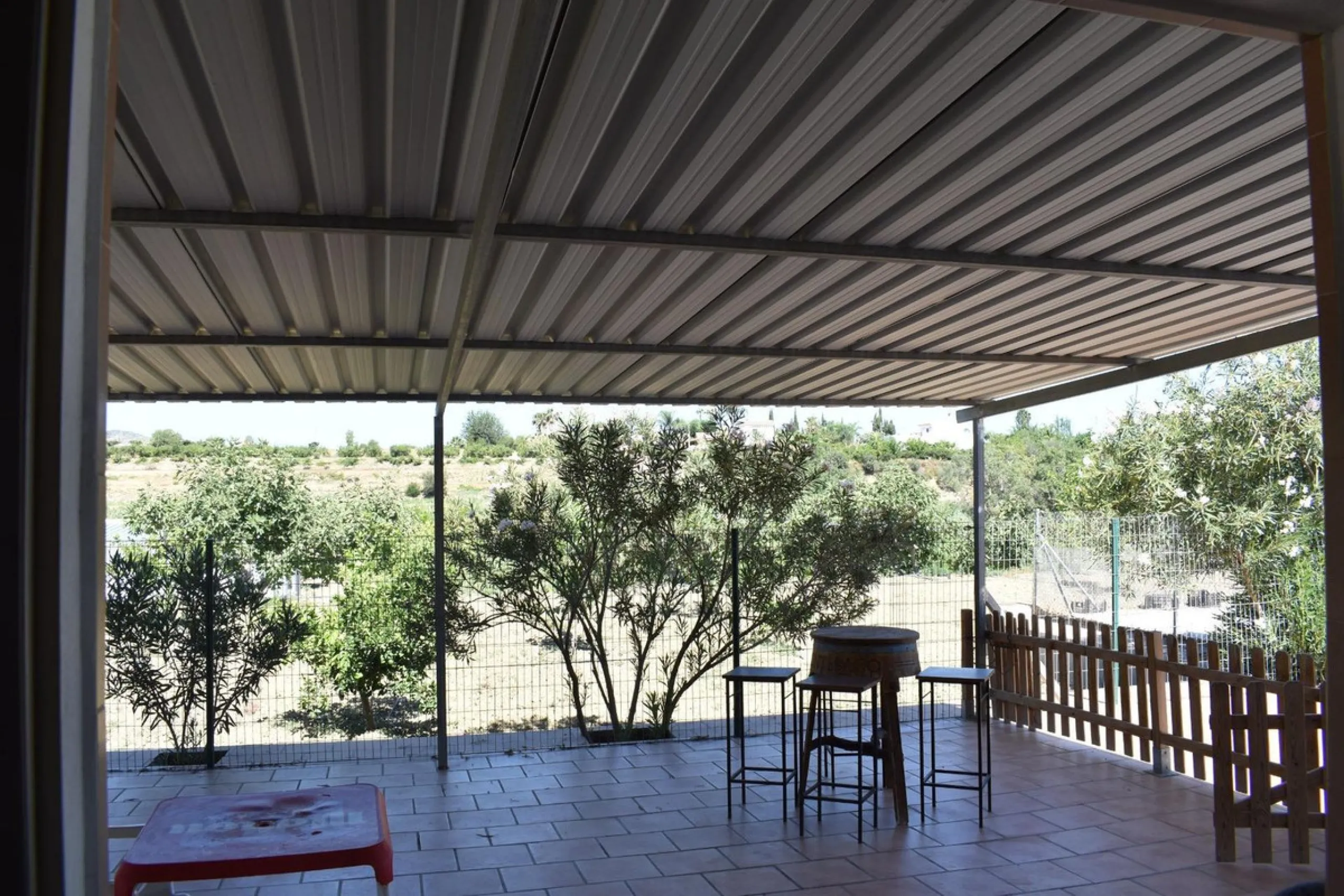 Country house located on the outskirts of Alhaurin el Grande with a plot of more than 14,000m2 ideal for horse lovers. The house is on one floor and consists of a large front porch as well as a rear porch towards the pool area which is surrounded by a lar