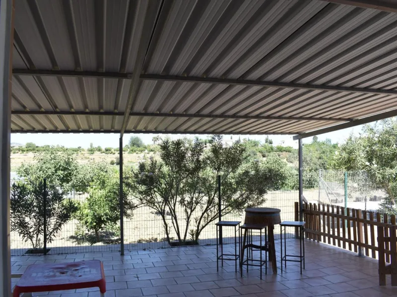Country house located on the outskirts of Alhaurin el Grande with a plot of more than 14,000m2 ideal for horse lovers. The house is on one floor and consists of a large front porch as well as a rear porch towards the pool area which is surrounded by a lar