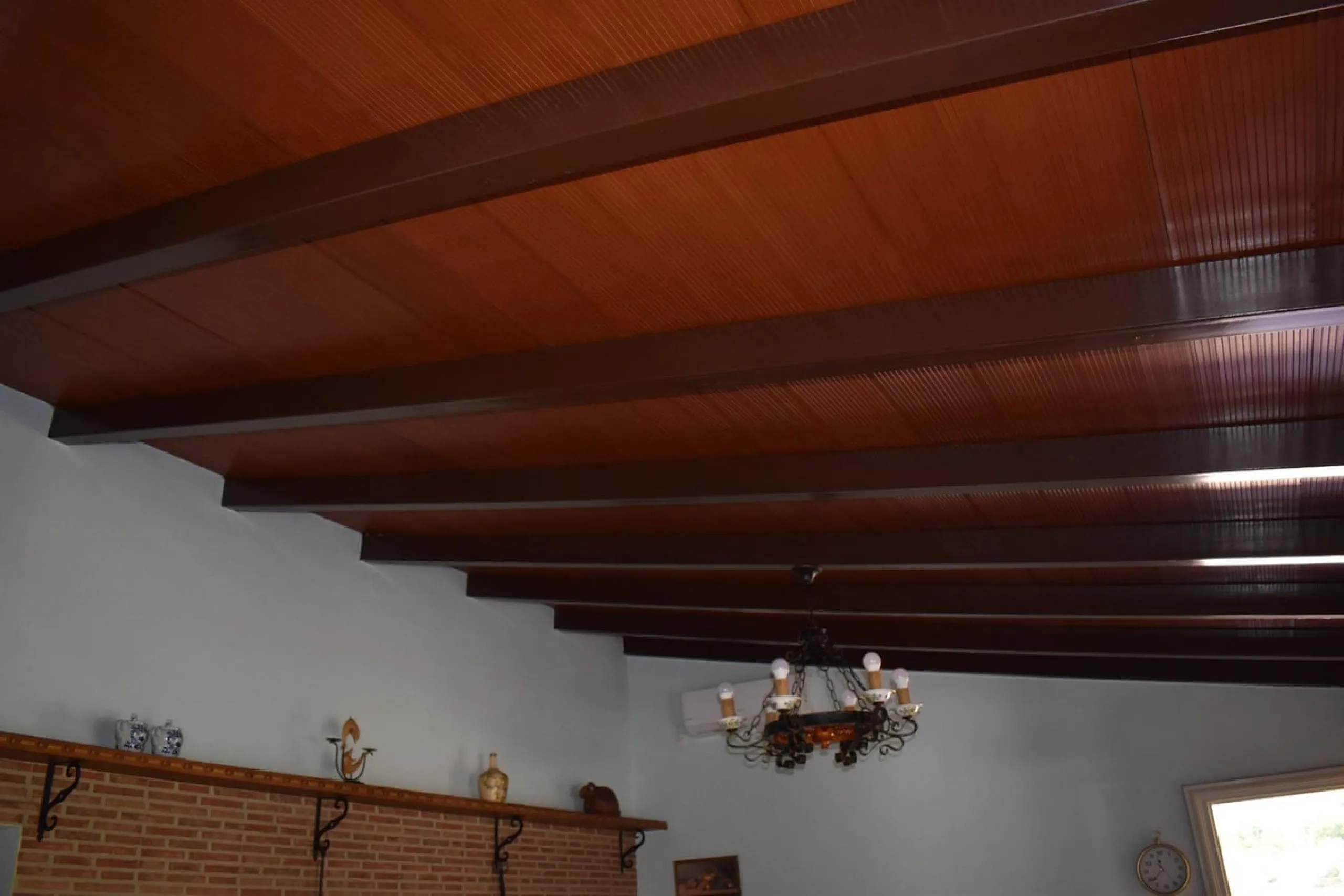 Country house located on the outskirts of Alhaurin el Grande with a plot of more than 14,000m2 ideal for horse lovers. The house is on one floor and consists of a large front porch as well as a rear porch towards the pool area which is surrounded by a lar