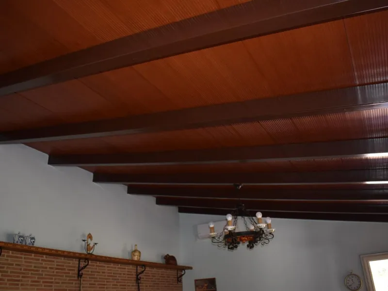 Country house located on the outskirts of Alhaurin el Grande with a plot of more than 14,000m2 ideal for horse lovers. The house is on one floor and consists of a large front porch as well as a rear porch towards the pool area which is surrounded by a lar