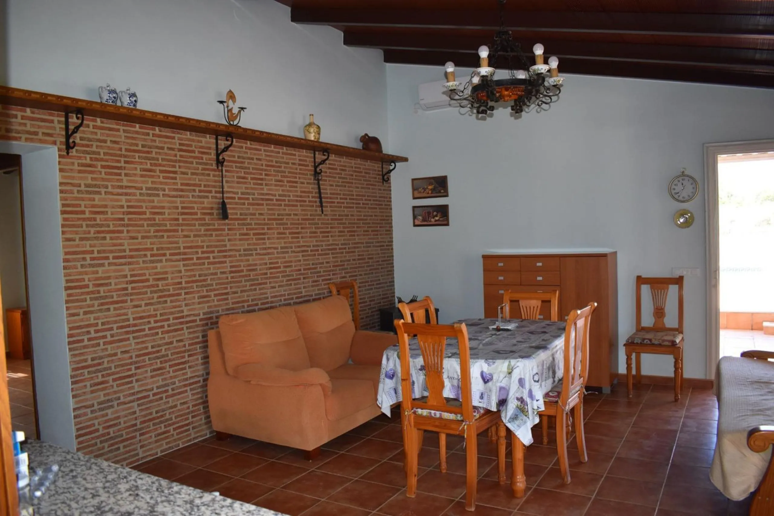 Country house located on the outskirts of Alhaurin el Grande with a plot of more than 14,000m2 ideal for horse lovers. The house is on one floor and consists of a large front porch as well as a rear porch towards the pool area which is surrounded by a lar