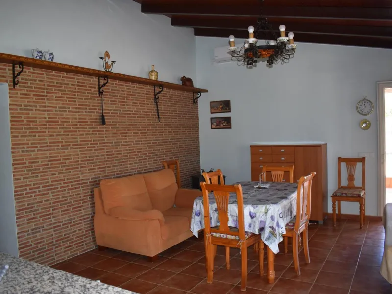Country house located on the outskirts of Alhaurin el Grande with a plot of more than 14,000m2 ideal for horse lovers. The house is on one floor and consists of a large front porch as well as a rear porch towards the pool area which is surrounded by a lar