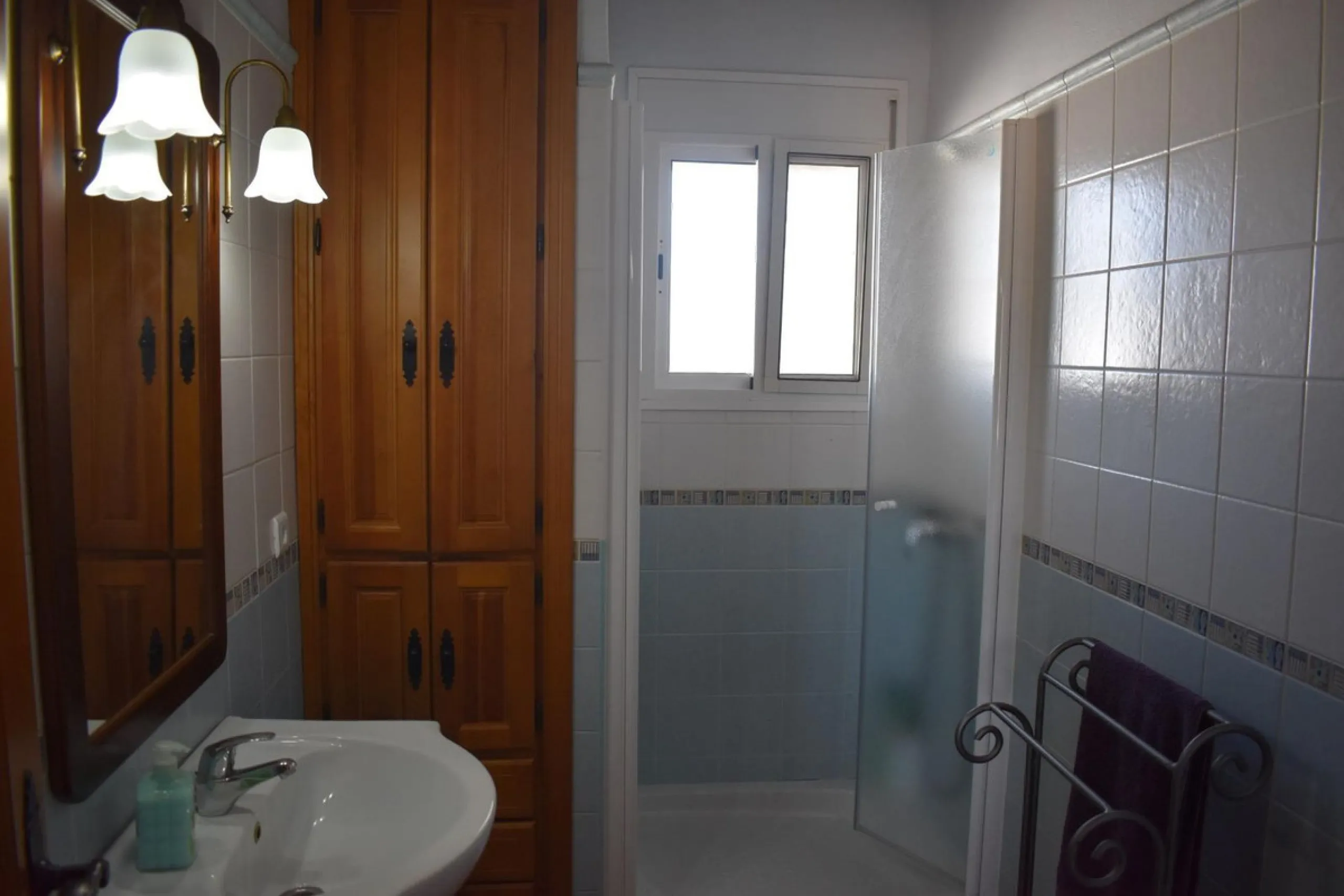 Country house located on the outskirts of Alhaurin el Grande with a plot of more than 14,000m2 ideal for horse lovers. The house is on one floor and consists of a large front porch as well as a rear porch towards the pool area which is surrounded by a lar