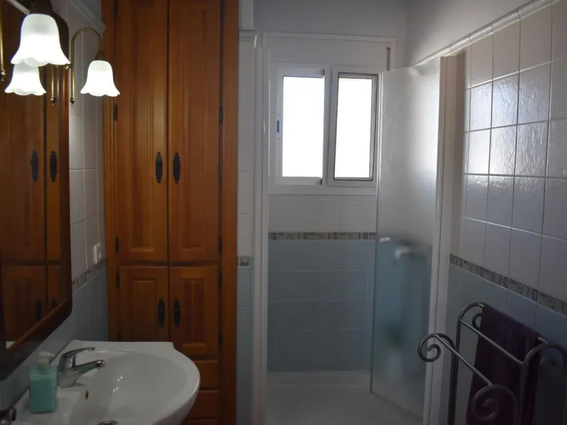 Country house located on the outskirts of Alhaurin el Grande with a plot of more than 14,000m2 ideal for horse lovers. The house is on one floor and consists of a large front porch as well as a rear porch towards the pool area which is surrounded by a lar