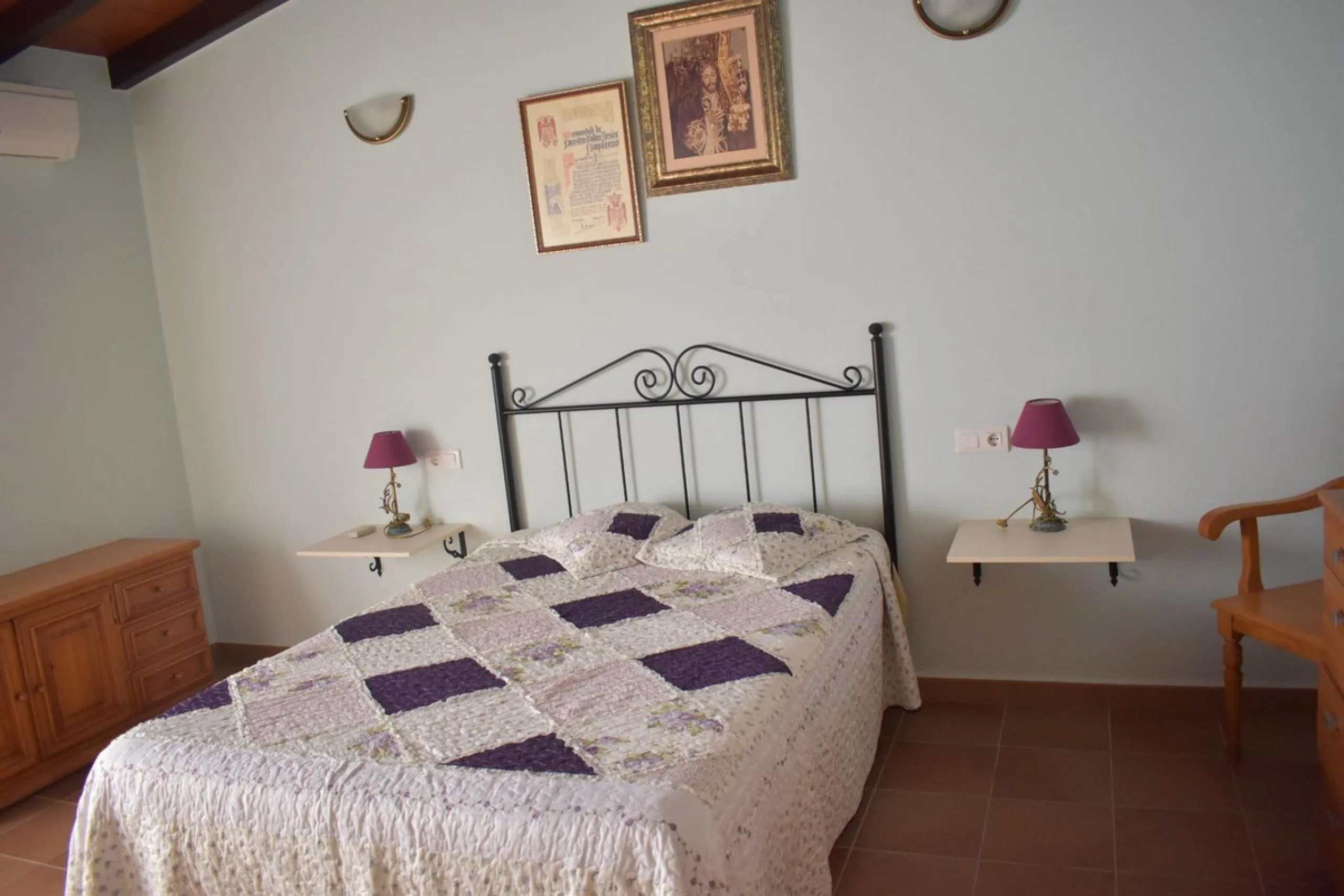 Country house located on the outskirts of Alhaurin el Grande with a plot of more than 14,000m2 ideal for horse lovers. The house is on one floor and consists of a large front porch as well as a rear porch towards the pool area which is surrounded by a lar