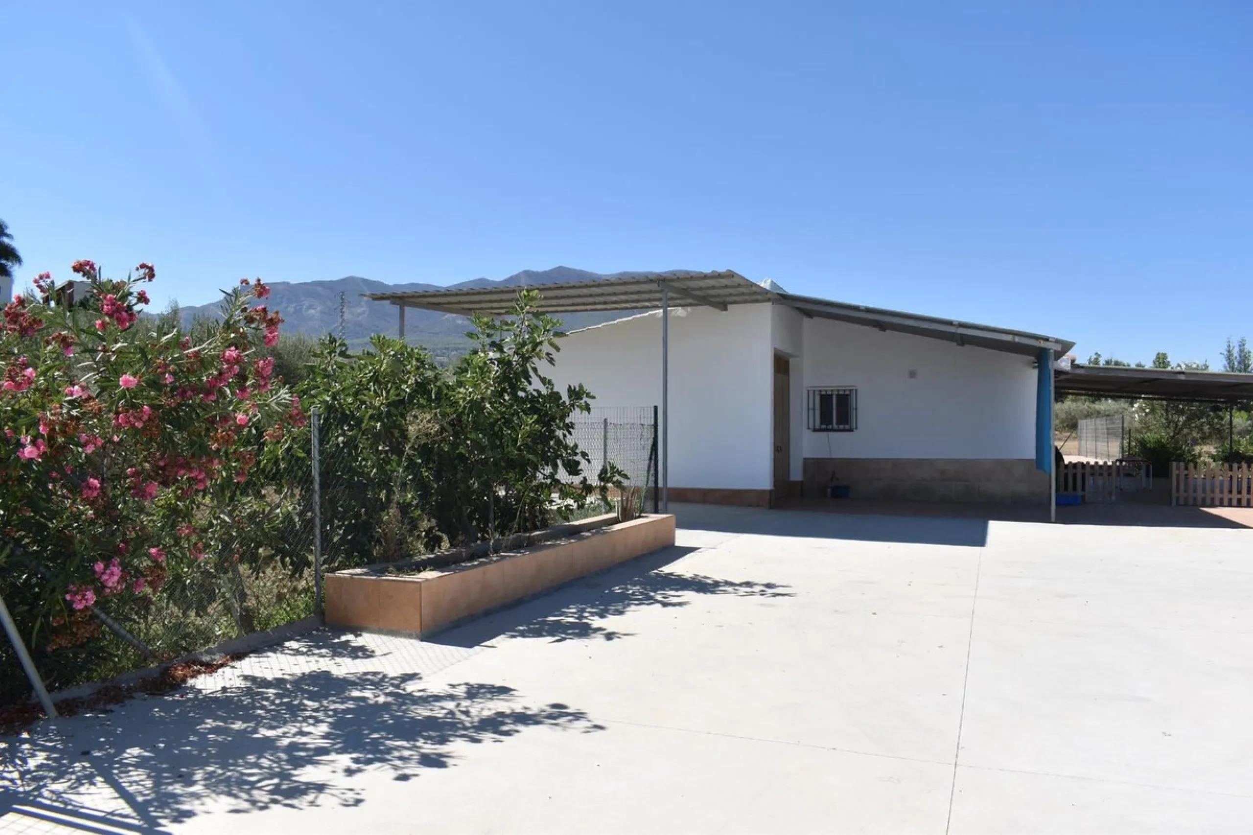Country house located on the outskirts of Alhaurin el Grande with a plot of more than 14,000m2 ideal for horse lovers. The house is on one floor and consists of a large front porch as well as a rear porch towards the pool area which is surrounded by a lar