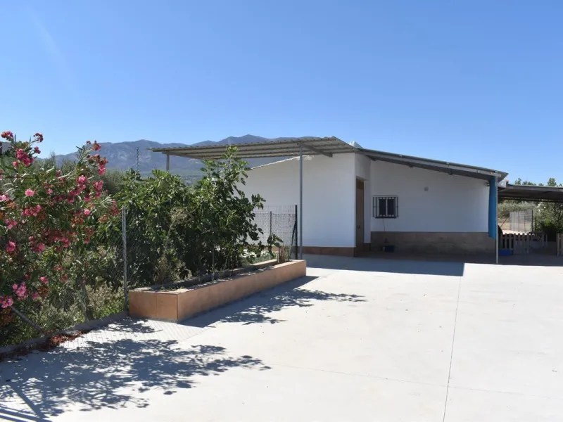 Country house located on the outskirts of Alhaurin el Grande with a plot of more than 14,000m2 ideal for horse lovers. The house is on one floor and consists of a large front porch as well as a rear porch towards the pool area which is surrounded by a lar